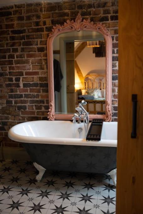 Апартаменти The Cart House - Beautiful Contemporary Barn - Hot Tub Бриднорт Екстер'єр фото